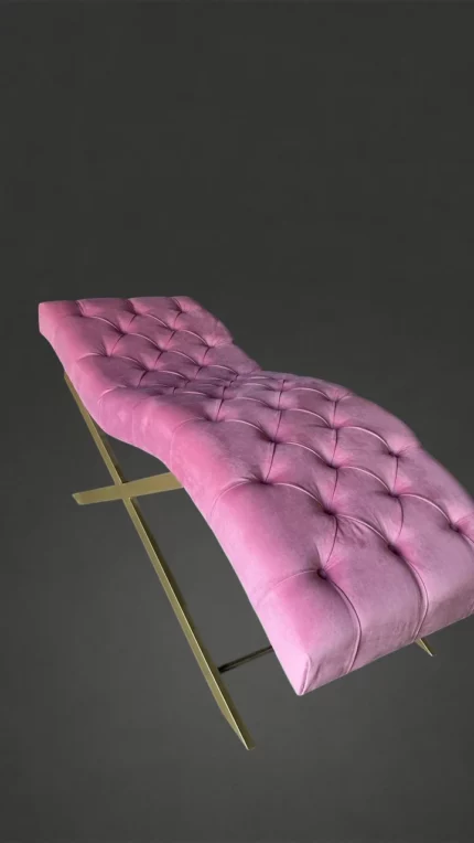 Anatomické lehátko Loft pro prodlužování řas, Chesterfield prošívání, růžový velur, zlatá kovová konstrukce, boční pohled