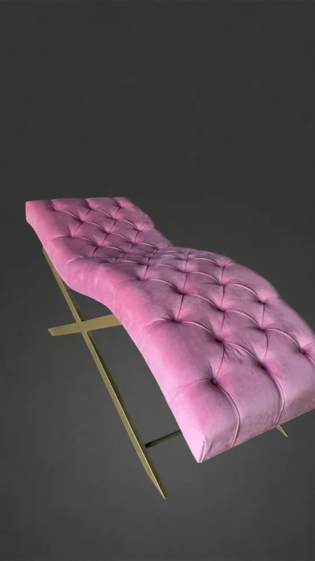 Anatomické lehátko Loft pro prodlužování řas, Chesterfield prošívání, růžový velur, zlatá kovová konstrukce, boční pohled
